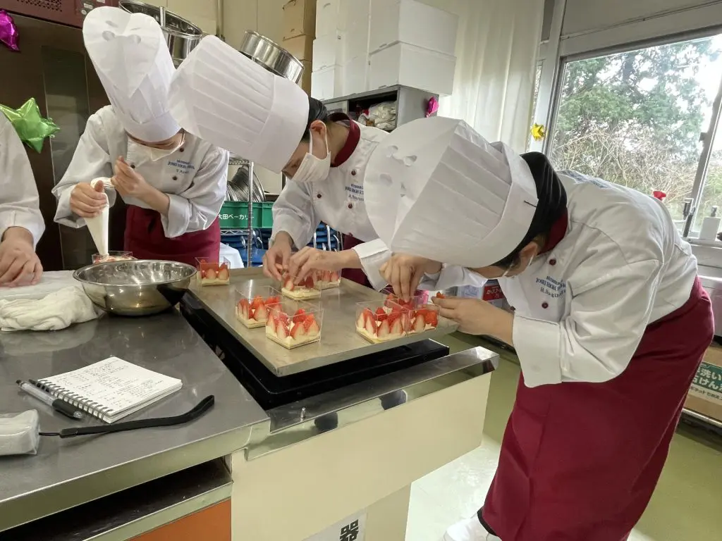 パティシエコース バレンタインスイーツ実習 | 日章学園 鹿児島城西