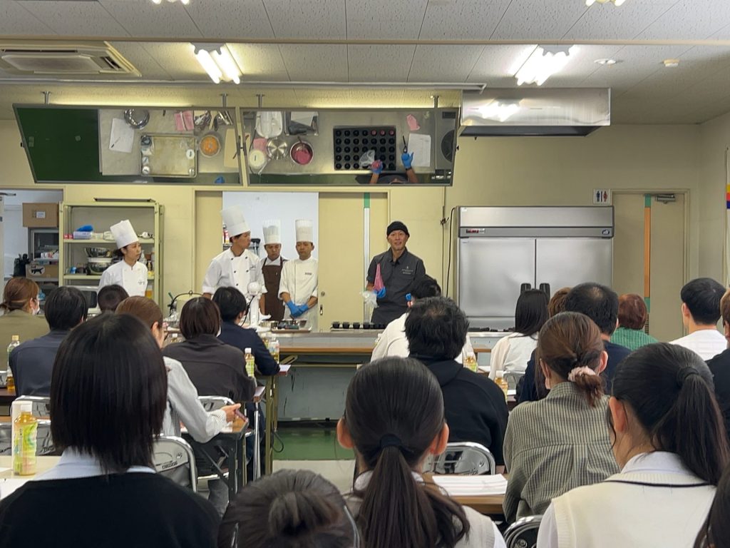 技術講習会でスーツ解説をする和泉光一氏