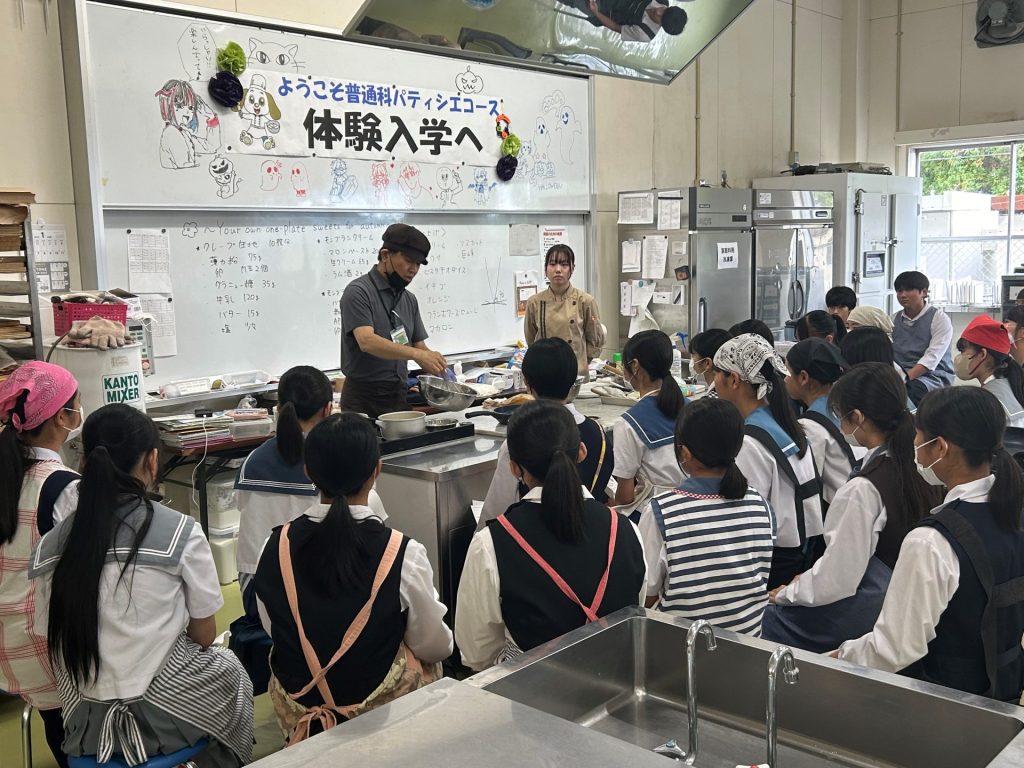 内山先生によるクレープの焼き方の実演