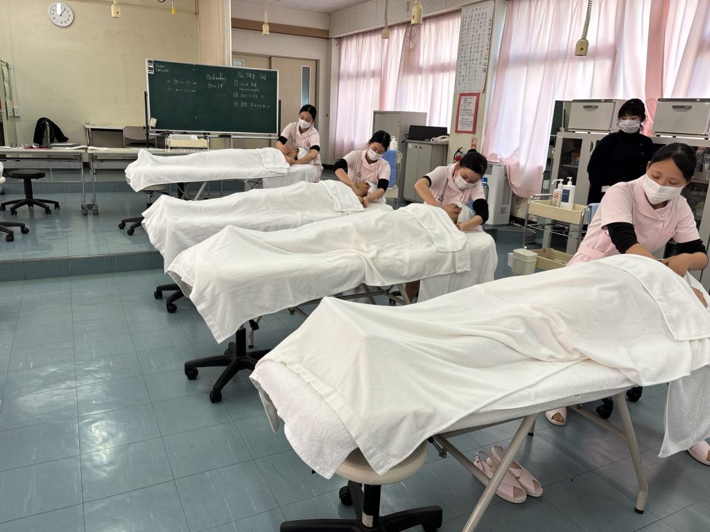 トータルエステティック科学科集会&3年生最後の実習 3 6b7de1c5090c07fdb82ab11170d89ba6 1 日章学園 鹿児島城西高等学校