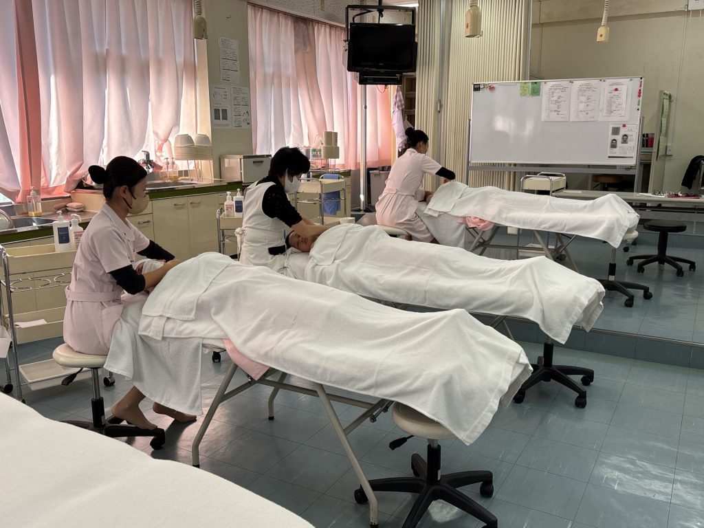 トータルエステティック科学科集会&3年生最後の実習 2 83e45762e7fb236c2431a277fdef49d6 日章学園 鹿児島城西高等学校