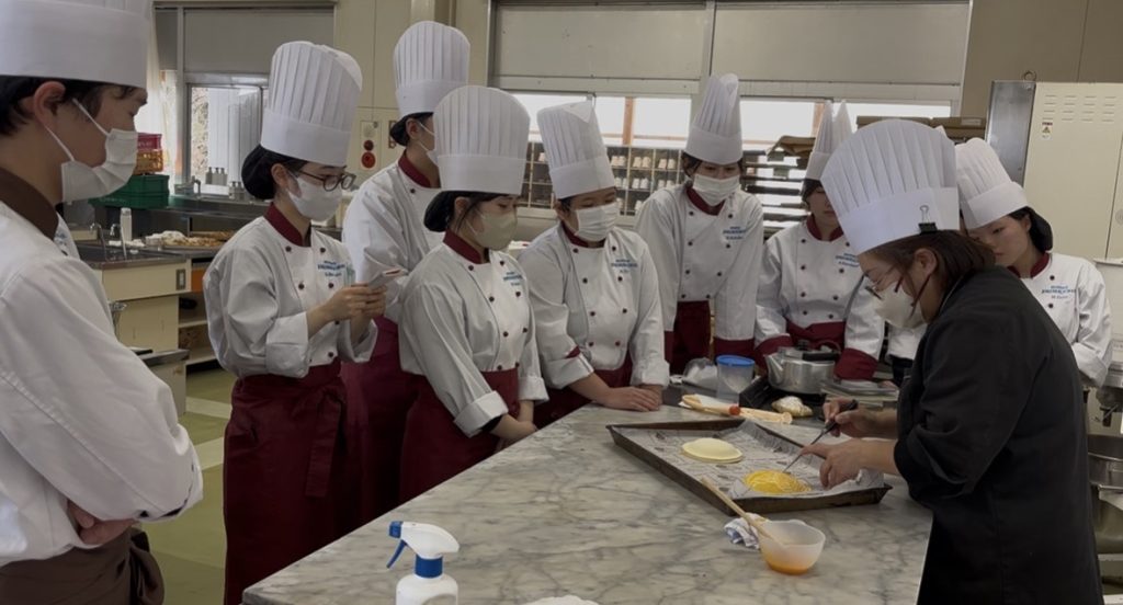 最後の製菓実習でガレットデロワとピザを製作 2 IMG 0619 日章学園 鹿児島城西高等学校