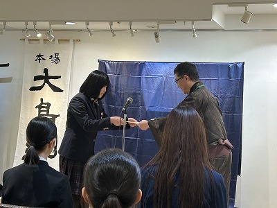 ファッションデザイン科 「第11回本場大島紬デザイン公募展授賞式」 1 IMG 1347 日章学園 鹿児島城西高等学校