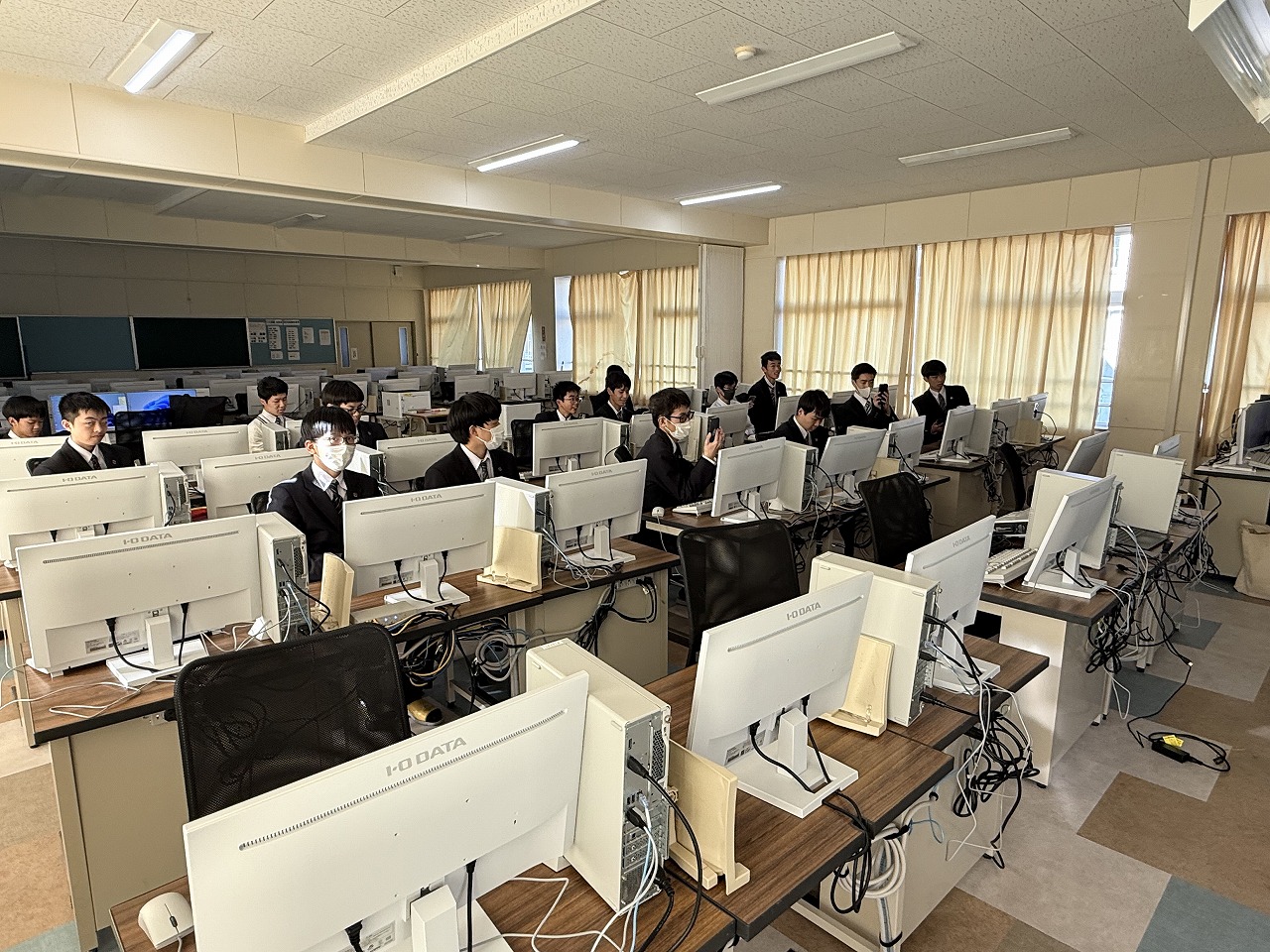 e-sports部講演会実施 1 講演者の話に興味津々です。