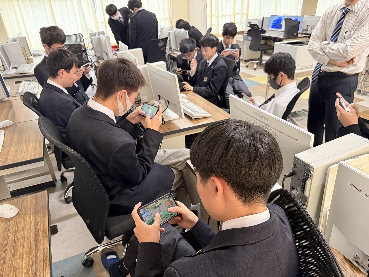 e-sports部講演会実施 2 実践指導は真剣そのものです。